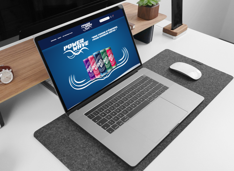 Mockup bureau avec laptop présentant le site web Power Wave