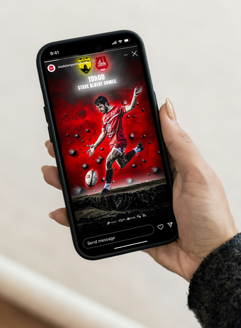 Visuel mockup d'une main tenant un téléphone montrant la story Instagram avec l'affiche match Stade Langonnais conçue par Noa Baquey