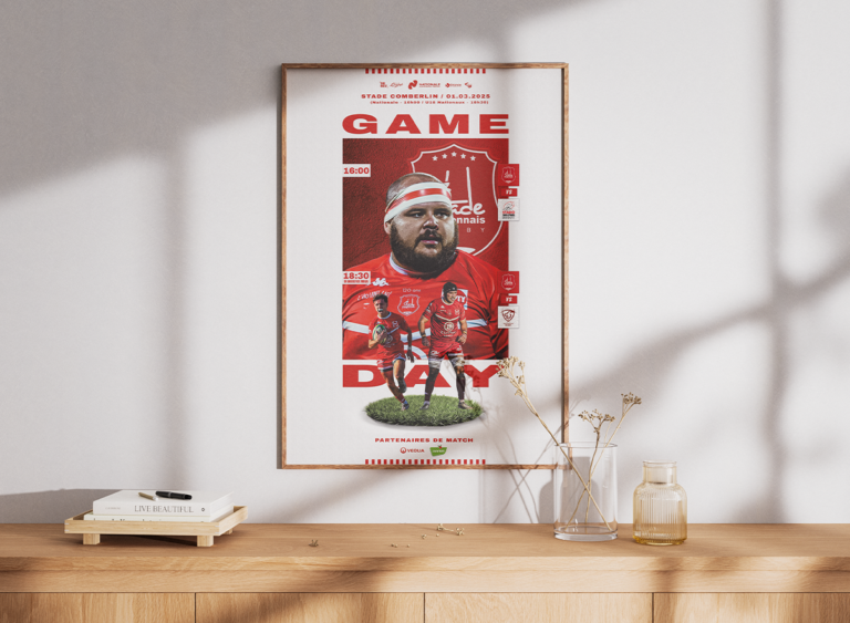 Mockup affiche A3 encadrée du Stade Langonnais pour un jour de match, placée au-dessus d'une table