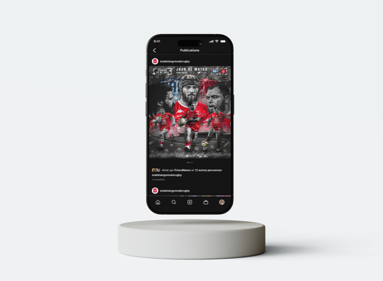 Visuel mockup téléphone vertical flottant montrant un post Instagram sur le feed du Stade Langonnais Rugby